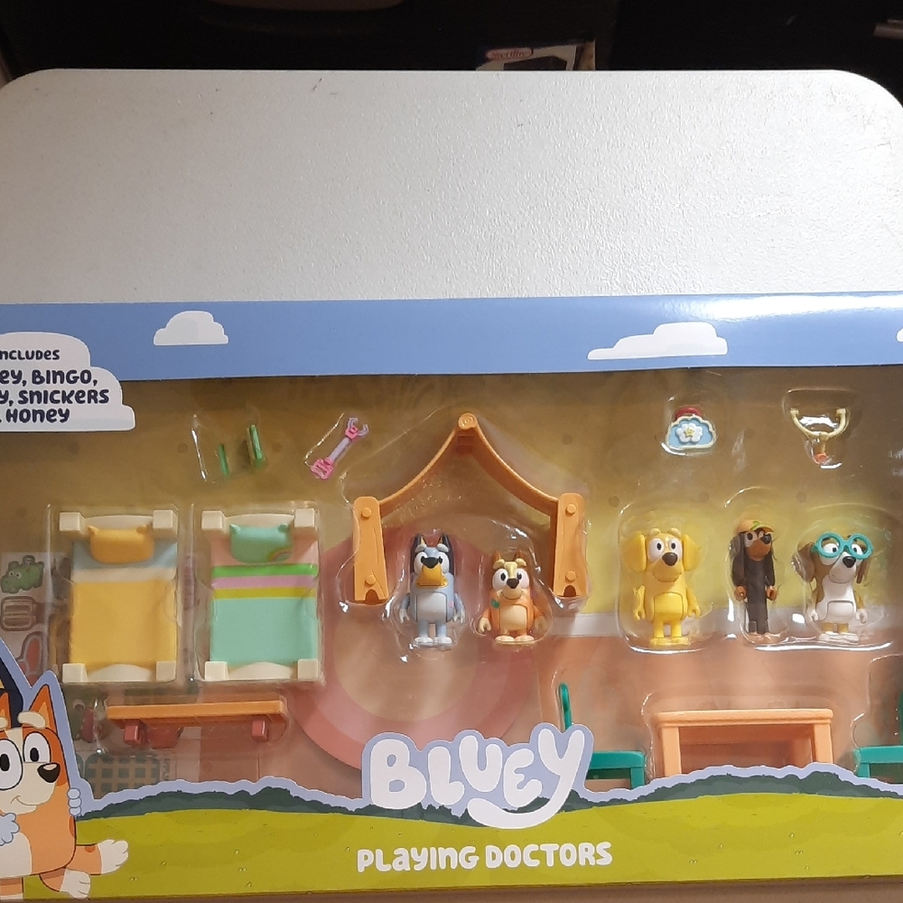 Bluey Playing Doctors Playset 3+ Bluey, Bingo Lucky Snickers & Honey NEW - Picture 2 of 5